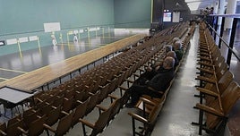 Un grupo de personas observa a los remontistas en el frontón de Galarreta.