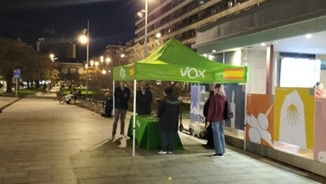 Stand de Vox colocado en el Paseo Colón de Irun este viernes.