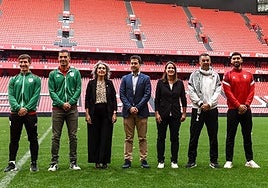 Foto de familia en la presentación del partido entre Euskal Selekzioa y Palestina