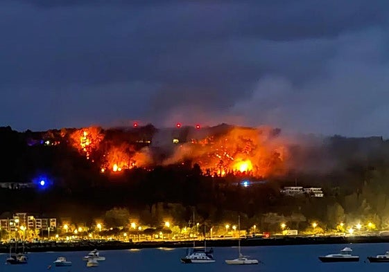 Medio centenar de desalojados por un incendio ya extinguido en la subida al faro de Hondarribia