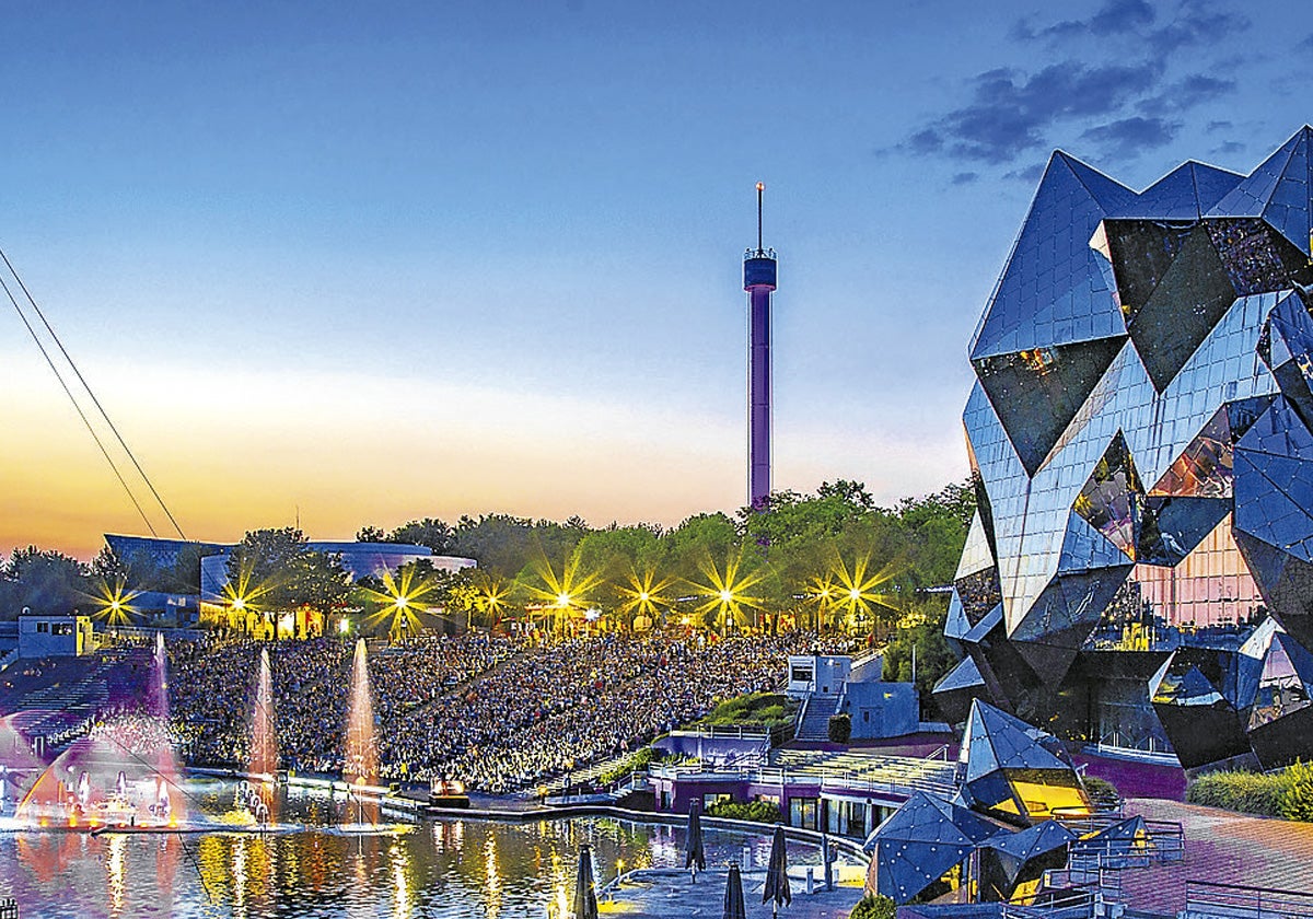 Futuroscope. Por la noche el espectáculo 'La llave de los sueños' impacta por su juego lumínico y de sus fuentes.