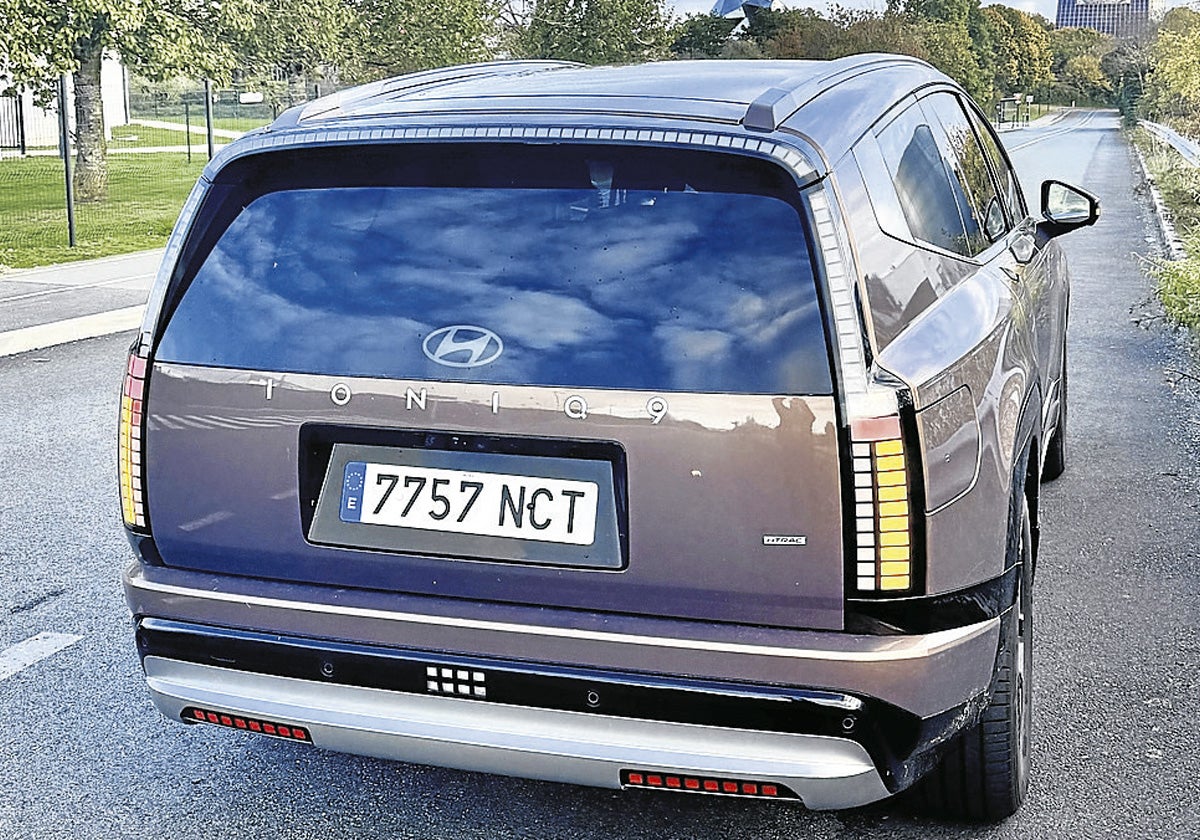 Trasera imponente. El Hyundai Ioniq9 está equipado al máximo y ofrece la máxima comodidad para viajar.