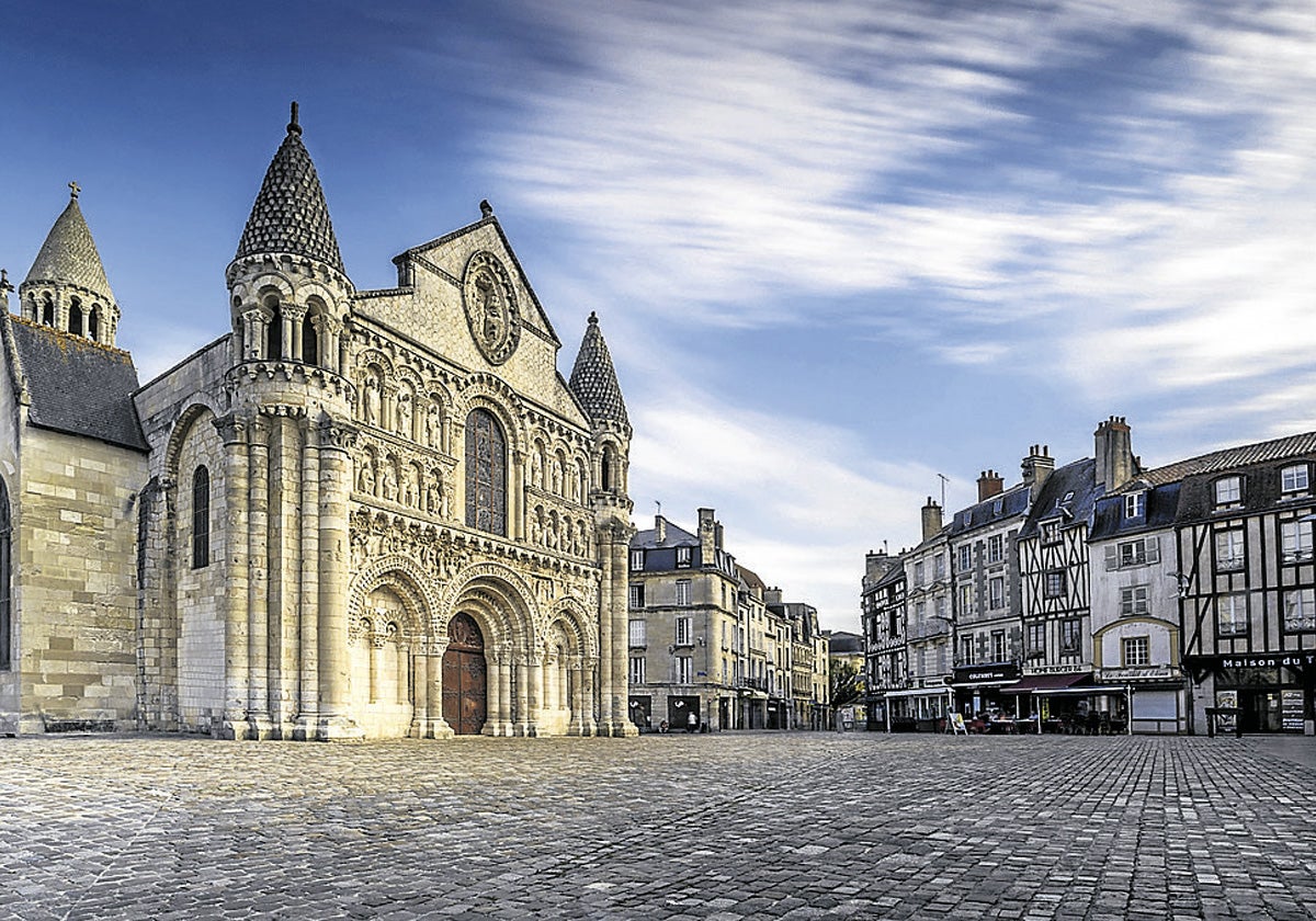 Notre Dame la Grande. Situada en el centro de Poitiers.