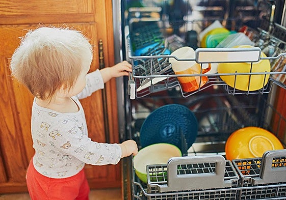 Los pediatras alertan sobre un componente de los lavavajillas relacionado con el aumento de alergias en los niños