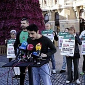 Portavoces de Palestinarekin Elkartasuna y de las gradas de animación, durante la rueda de prensa.
