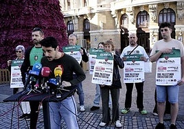 Portavoces de Palestinarekin Elkartasuna y de las gradas de animación, durante la rueda de prensa.