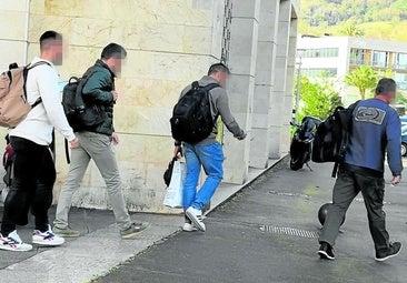Cuatro agentes de paisano con bolsas en un operativo discreto en Igara