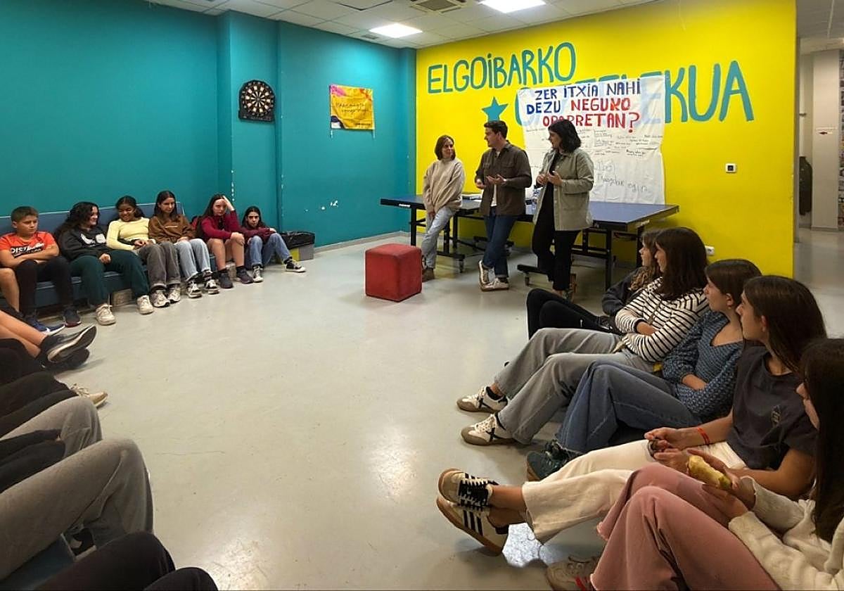 17 adolescentes en la sesión formativa 'Conciencia y cuerpo'