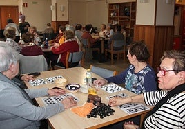 Mayores de Mendaro durante una sesión de quina en el local social.