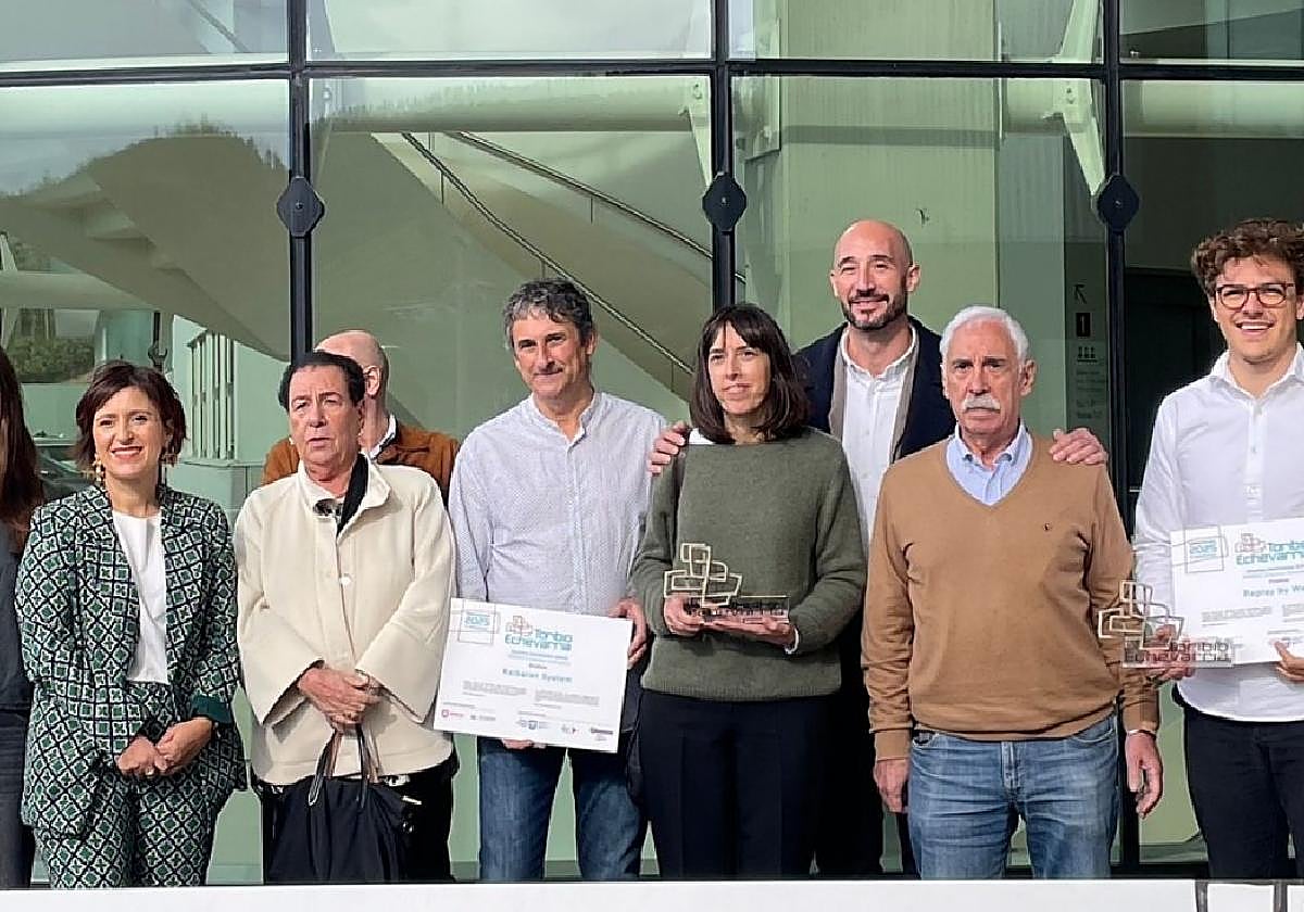 Autoridades municipales con promotores de Herramientas Acha, Replay by Welk y Keibaran.