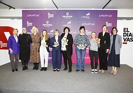 Premios Apartak. Las cinco premiadas posan con Eider Mendoza, Nerea Isasi y las representantes de Laboral Kutxa en DV Gunea.