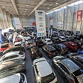 El segundo pabellón de Ficoba, repleto de coches, como los otros dos y el aparcamiento.