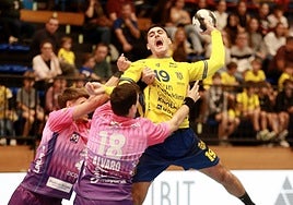 El lateral errenteriarra Julen Mujika, que marcó dos goles, se topa con la rocosa defensa del Logroño.