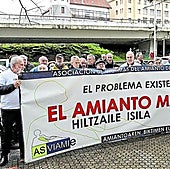 Miembros de Asviamie se manifiestan frente a la Seguridad Social en Donostia en una imagen de archivo.