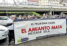 Miembros de Asviamie se manifiestan frente a la Seguridad Social en Donostia en una imagen de archivo.