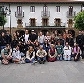 Pasa den urtean Goierrin izan ziren diasporako gazteak, Lazkaon ateratako talde argazkian.