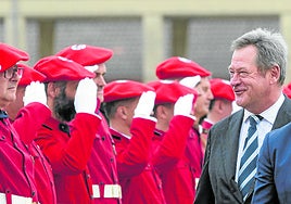 El consejero de Seguridad, Bingen Zupiria, pasa frente a los cargos de la Ertzaintza.