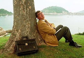 Ernest Lluch posa frente a la bahía de La Concha en San Sebastián, una ciudad a la que estaba muy unido, en una imagen de 1998.