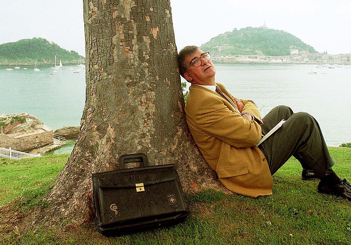 Ernest Lluch posa frente a la bahía de La Concha en San Sebastián, una ciudad a la que estaba muy unido, en una imagen de 1998.