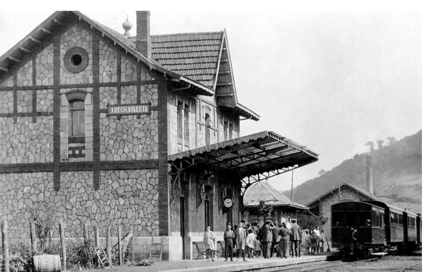 Así era la estación de tren de Aretxabaleta que fue demolida y es la gran protagonista del atril instalado esta semana en la zona donde se erigía.