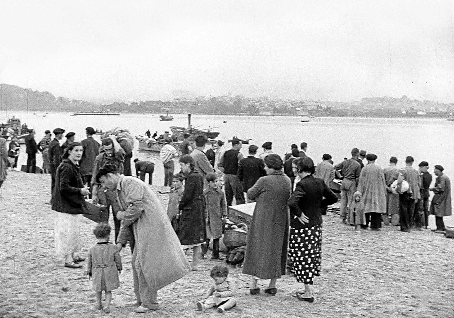 Cientos de refugiados guipuzcoanos observan los combates entre republicanos y nacionales ya a salvo en Hendaia