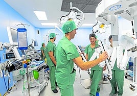 El equipo de cirujanos del Hospital Donostia prepara el robot Da Vinci para una operación de cáncer de pulmón.
