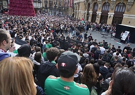 Cientos de personas se han concentrado frente al teatro Arriaga para disfrutar del buen ambiente precio al partido entre la Euskal Selekzioa y Palestina en San Mamés