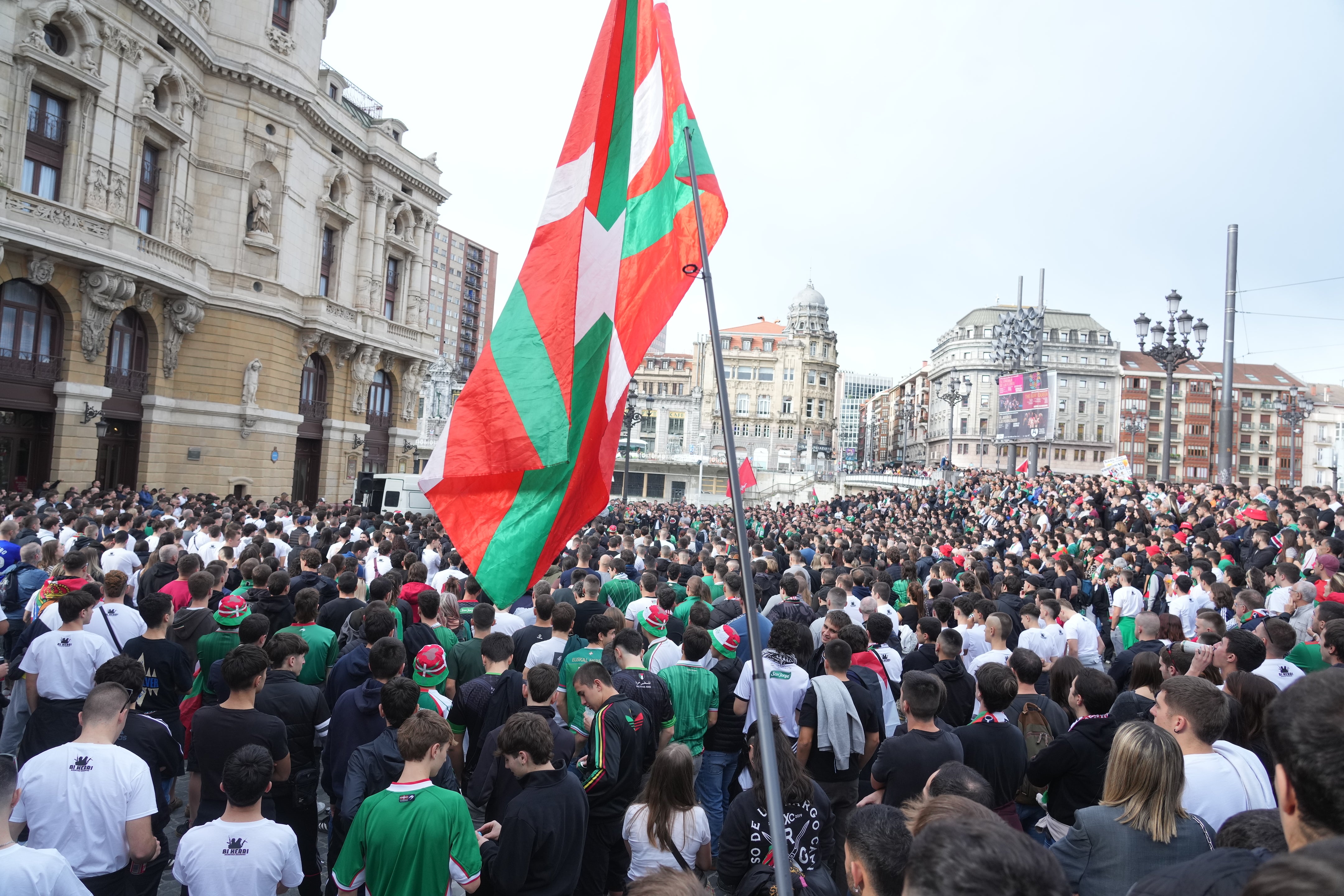 Las mejores imágenes de la fiesta por Palestina en Bilbao