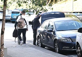 Agentes de la UCO, a la salida del registro de la sede de Noran y Erkolan en Donostia.