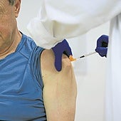 Un hombre recibe un suero en el brazo.