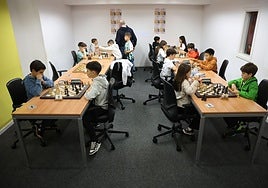 Un grupo de escolares disputa sus partidas durante un torneo en el Carmelo Balda.