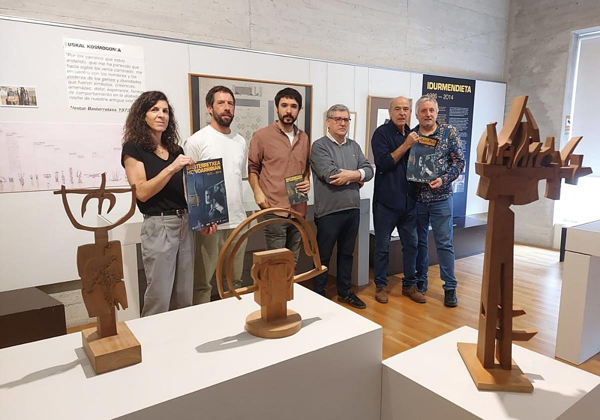 Representantes del Ayuntamiento y encargados de la exposición, en la inauguración.
