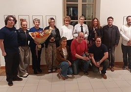 Fotógrafos participantes en la muestra, autoridades, miembros de Zarauzko Argazkizale Elkartea, además de Celina Gorostizagoiza, viuda de Ramón Serras, el viernes en la inauguración de la Mostra.