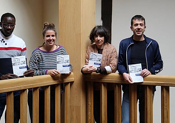 Miembros de la Mesa de Diversidad y Convicencia junto a la edil Leire Goenaga y Aitor Beloki (Servicios Sociales).