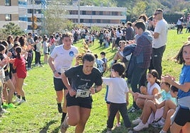 Korrikalariez gainera, jende ugari gerturatu zen auzora lasterkariak animatzera .