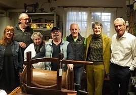 Representantes de Diputación con varios miembros de Burdina.