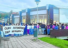 Numerosos alumnos se concentraron en febrero en el instituto por mensajes ofensivos que llegaron a sus móviles.