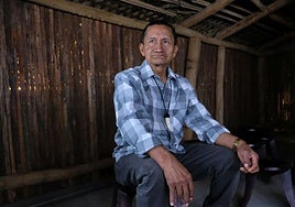 Emilio Fiagama en el interior de la maloka que ha levantado en la iglesia de San Telmo.
