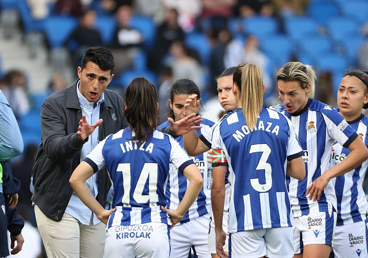El entrenador de la Real Sociedad Arturo Ruiz da unas indicaciones a sus futbolistas durante el derbi ante el Athletic Club.