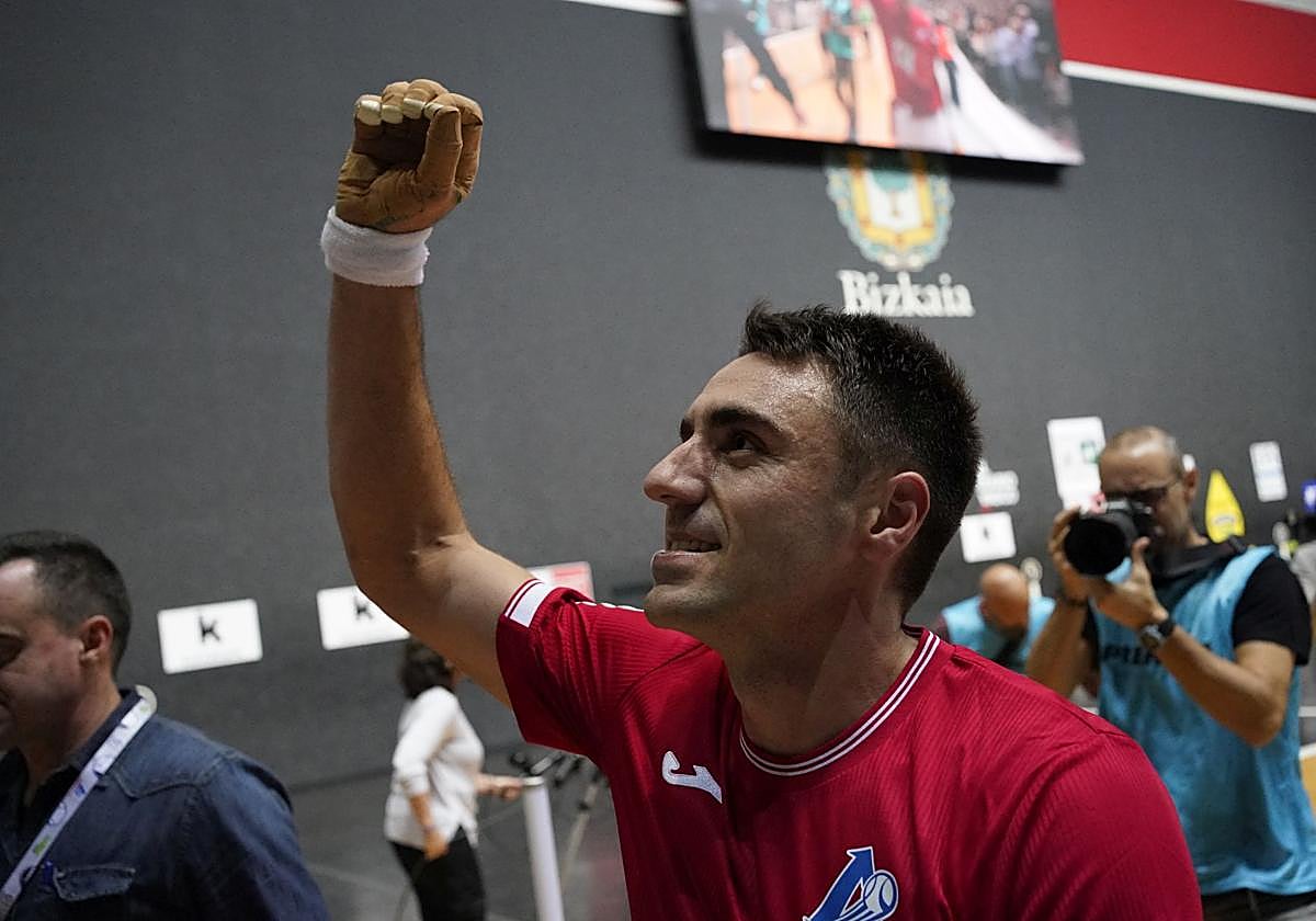 Etxeberria levanta el puño tras llevarse la final.