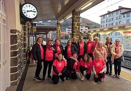 Imagen de uno de los primeros grupos en tomar el tren desde la estación de Zumarraga.