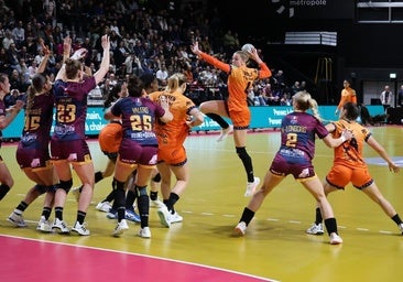 Eszter Ogonovszky lanza a portería en el Palais des Sports JM Geoffroy.