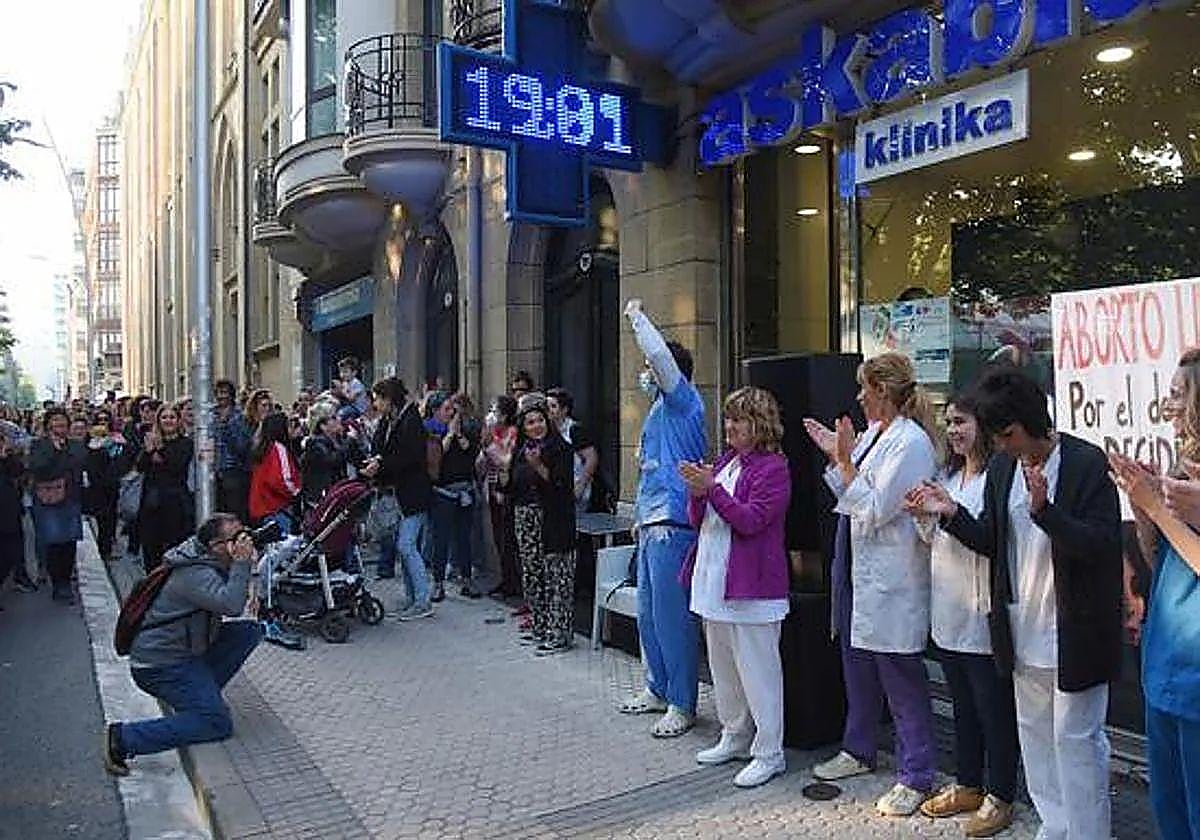 Juzgan a los 21 antiabortistas que se concentraron ante una clínica de Vitoria