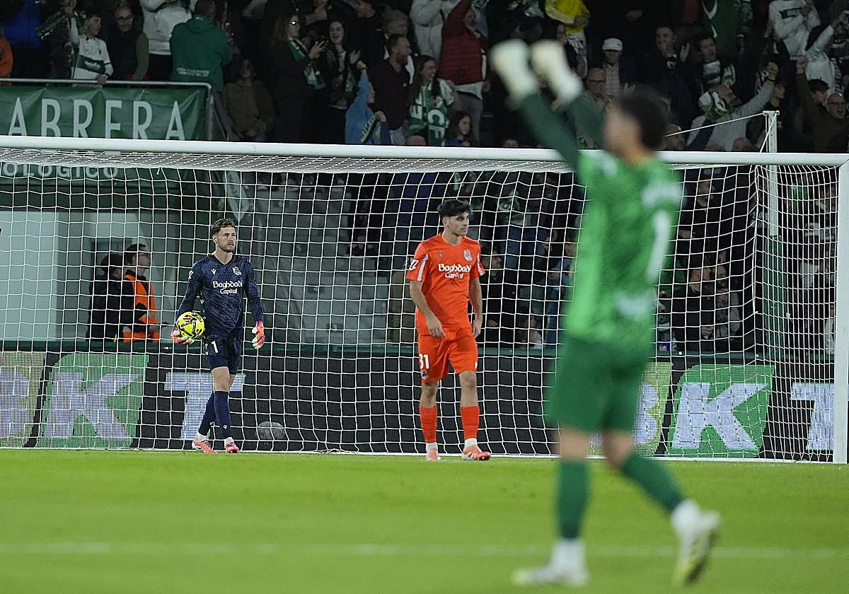 Remiro recoge el balón de las redes delante de Jon Martín tras encajar la Real el gol en Elche.