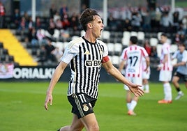 Tellechea celebra el 1-0 para el Real Unión, ayer en el Stadium Gal.