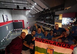 Aficionados riojanos en el frontón Bizkaia.