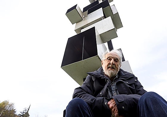 Ricardo Ugarte recuerda la muerte del dictador junto a su escultura 'La Estela' en Donostia.