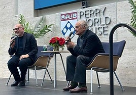 Peter Decherney, comisario de la muestra, con Fernando Postigo en la Universidad de Pensilvania.