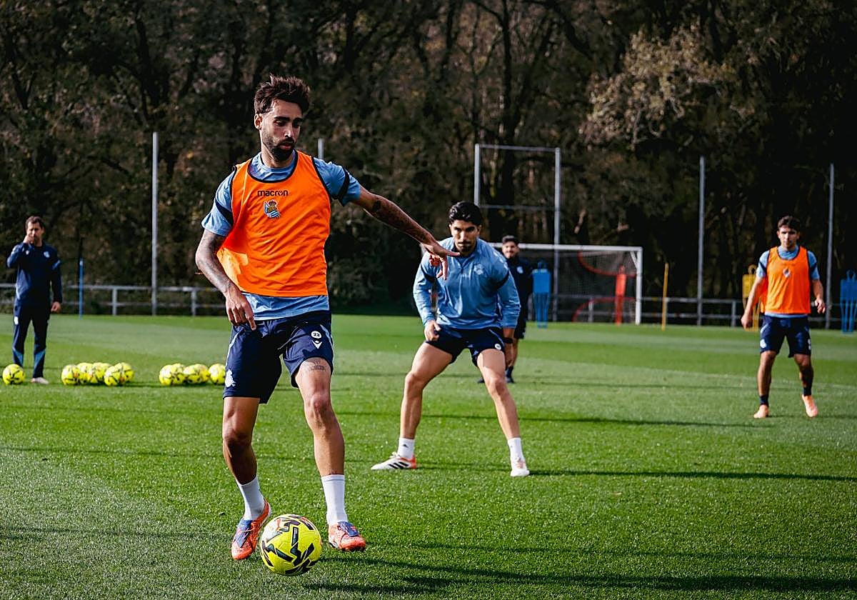 Brais Méndez controla un balón ante la mirada de Carlos Soler.