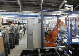 Imagen de archivo de empleados de una empresa industrial, ajenos a esta información.